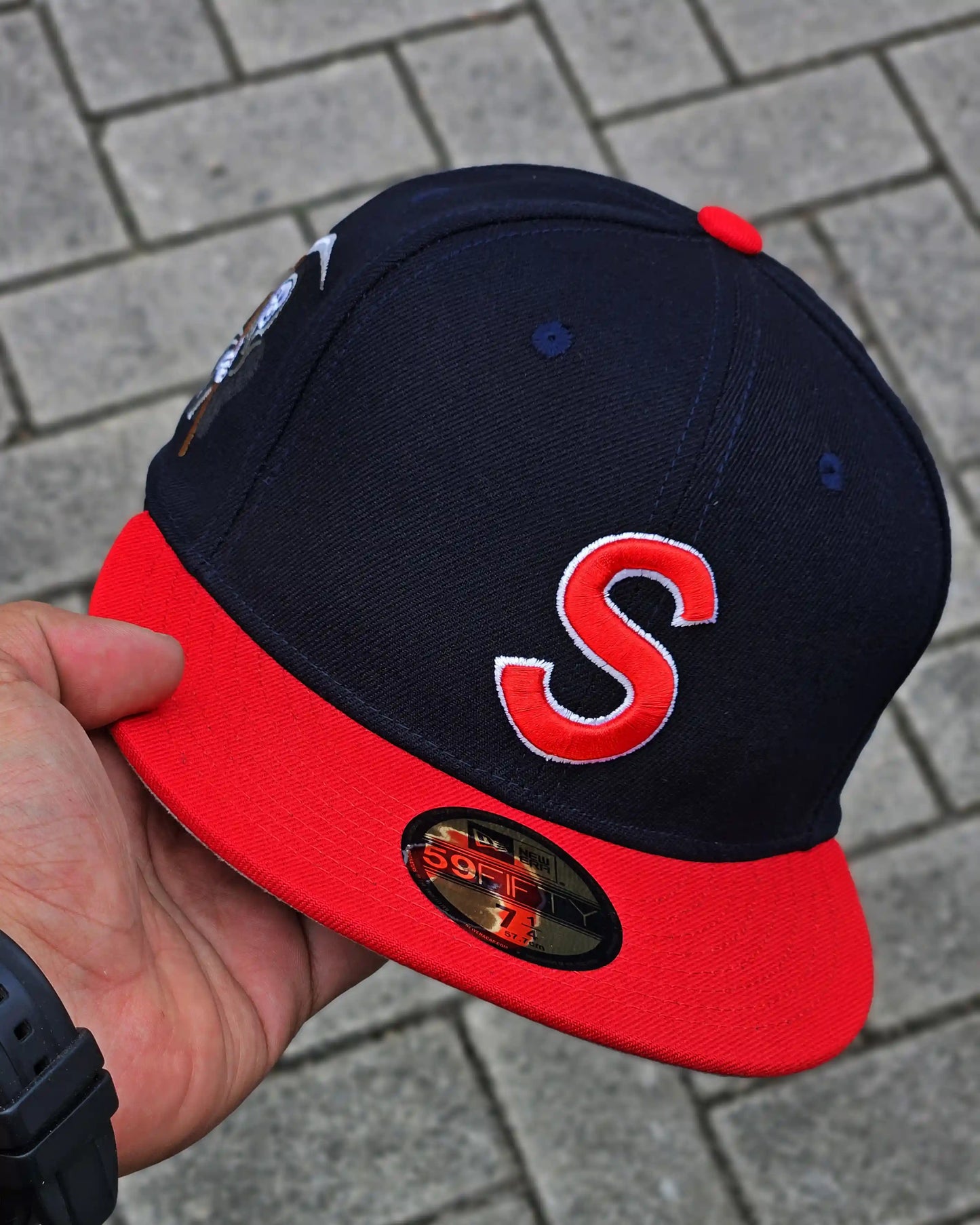 SUPREME EXCLUSIVE NAVY PARCA S VISOR ROJO