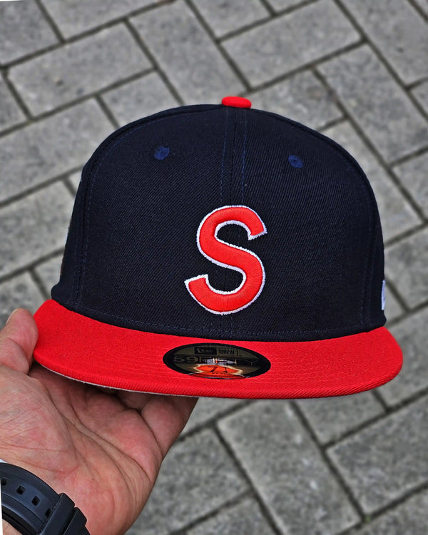 SUPREME EXCLUSIVE NAVY PARCA S VISOR ROJO - vista alternativa