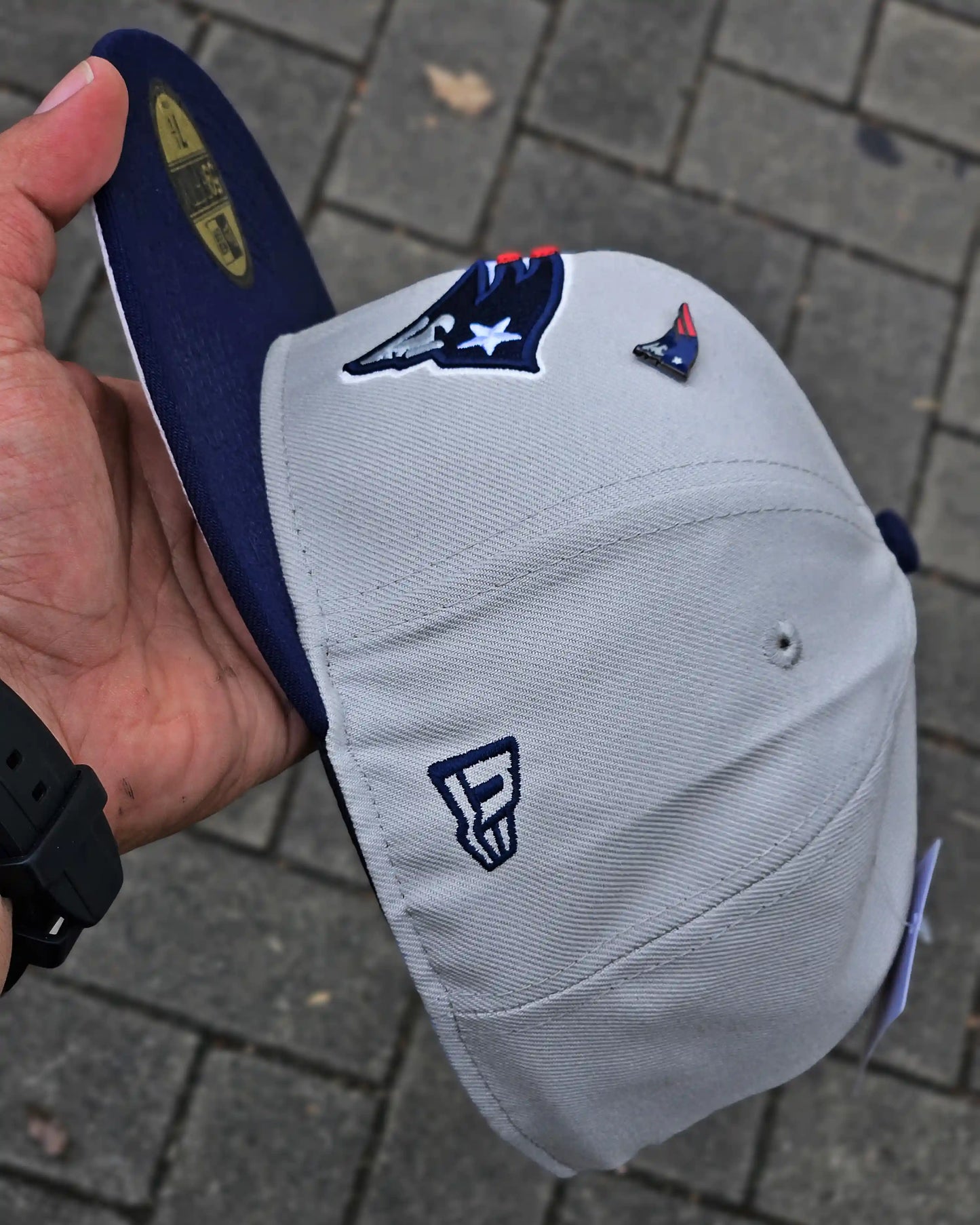 NEW ENGLAND PATRIOTS GRIS VISOR AZUL