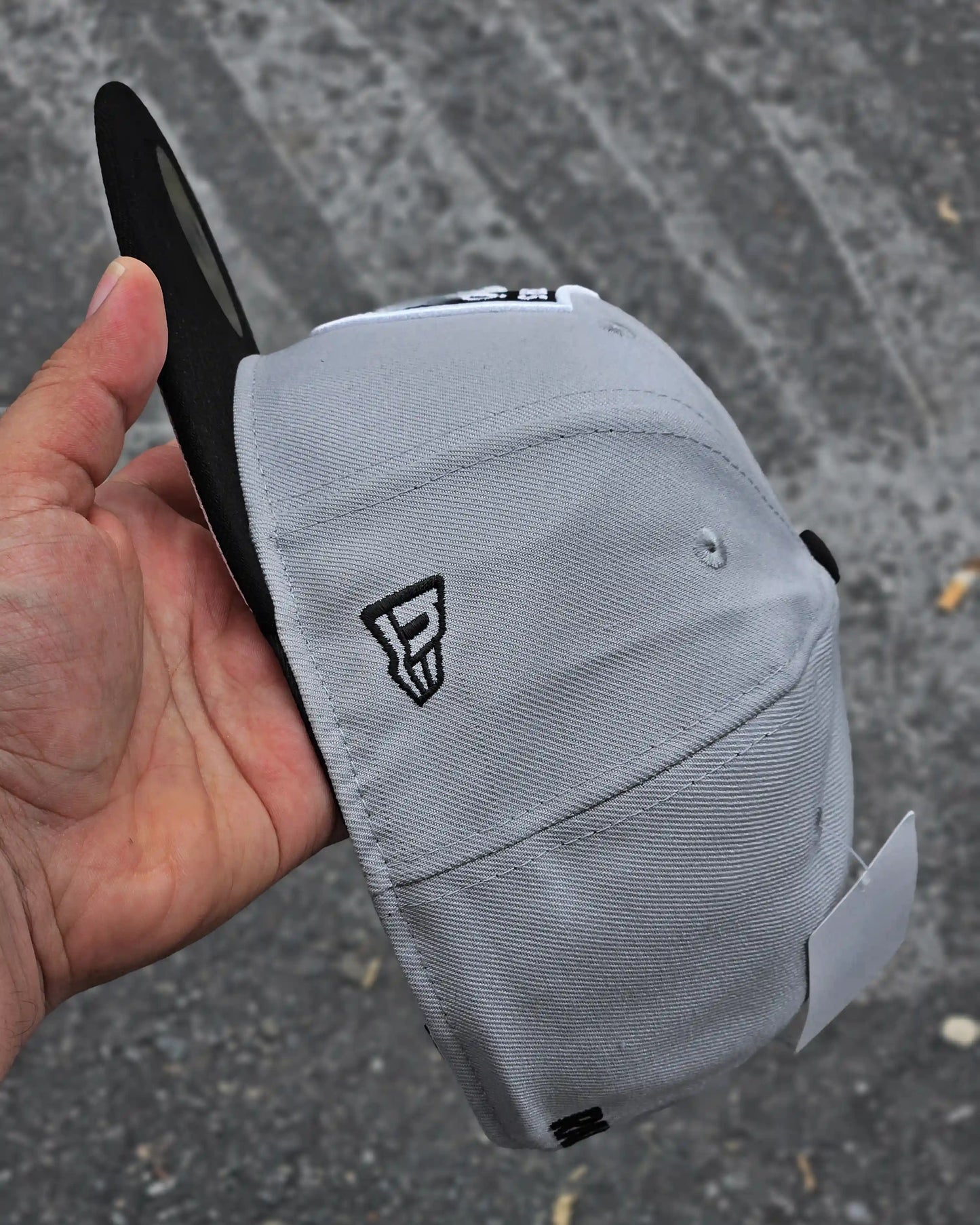 LAS VEGAS RAIDERS GRIS VISOR NEGRO