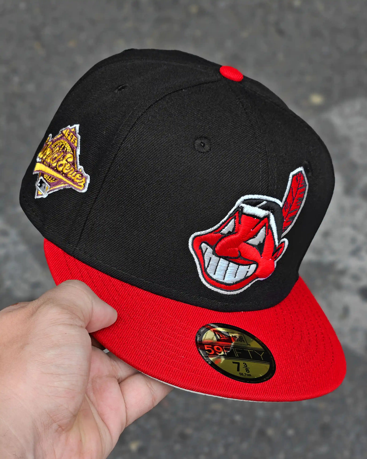 CLEVELAND INDIANS NEGRO VISOR ROJO BIG LOGO