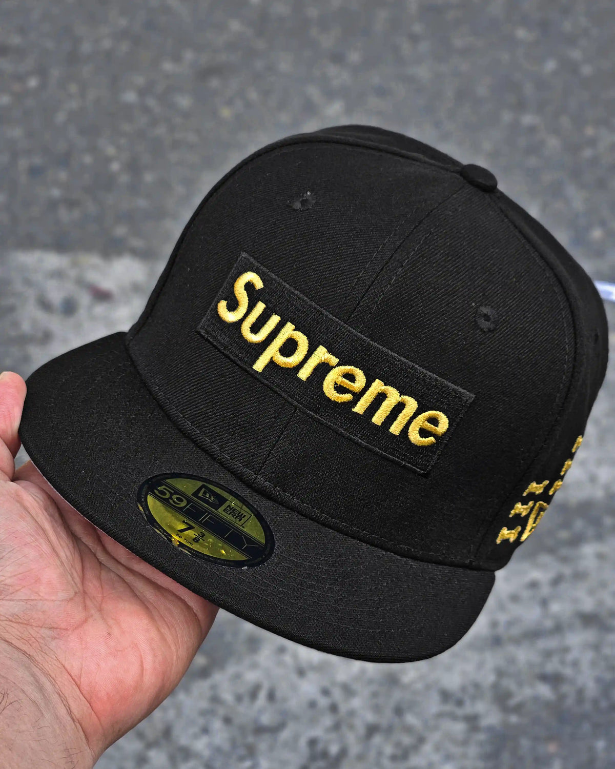 SUPREME EXCLUSIVE NEGRO BONES BOX DORADO