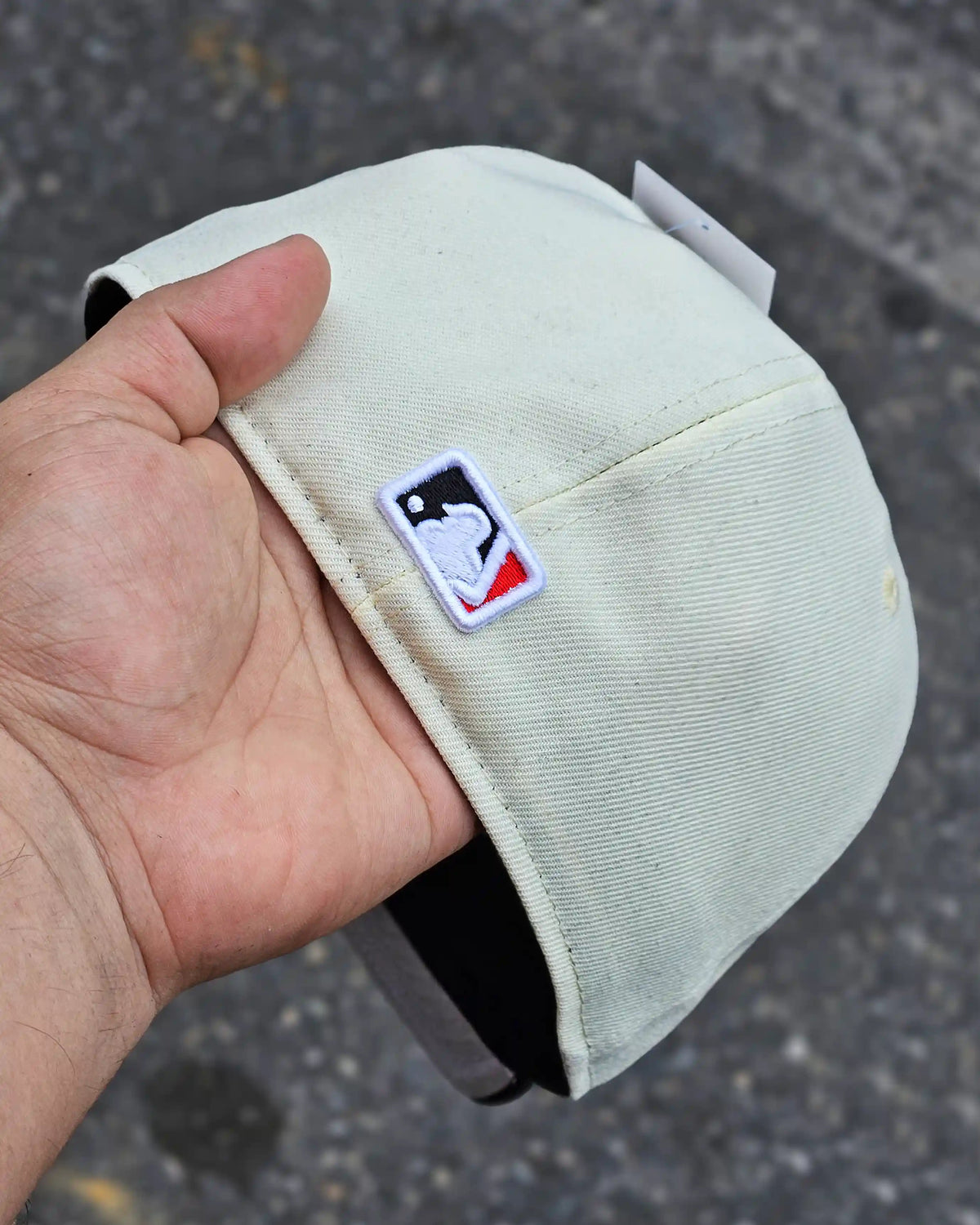 NO TEAM ESSENCIALS BEIGE UMPIRE VISOR NEGRO
