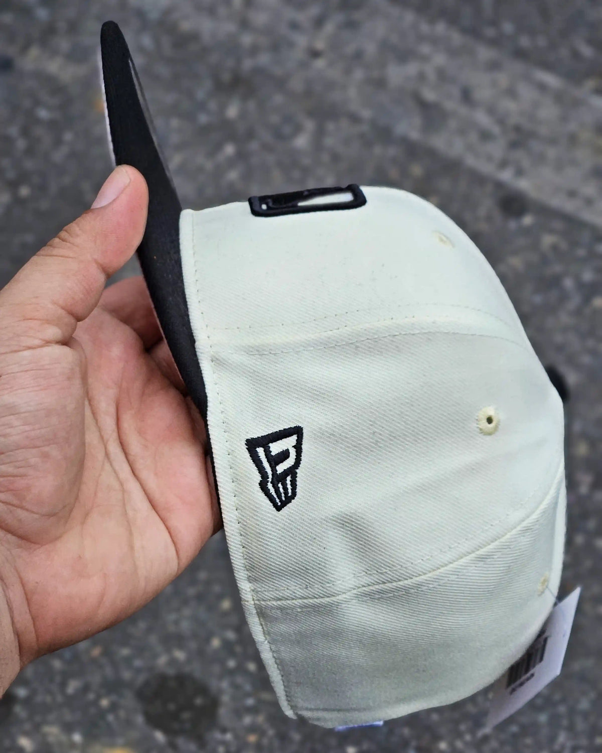NO TEAM ESSENCIALS BEIGE UMPIRE VISOR NEGRO