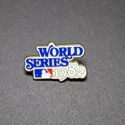 PIN WORLD SERIES 1982 AZUL ESCUDO