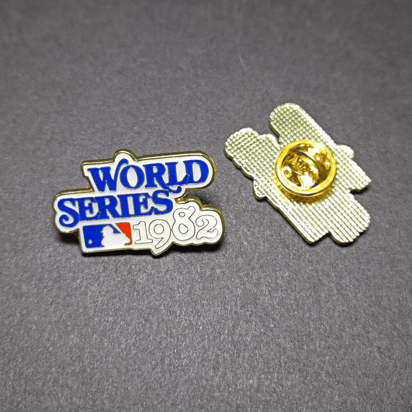 PIN WORLD SERIES 1982 AZUL ESCUDO - vista alternativa