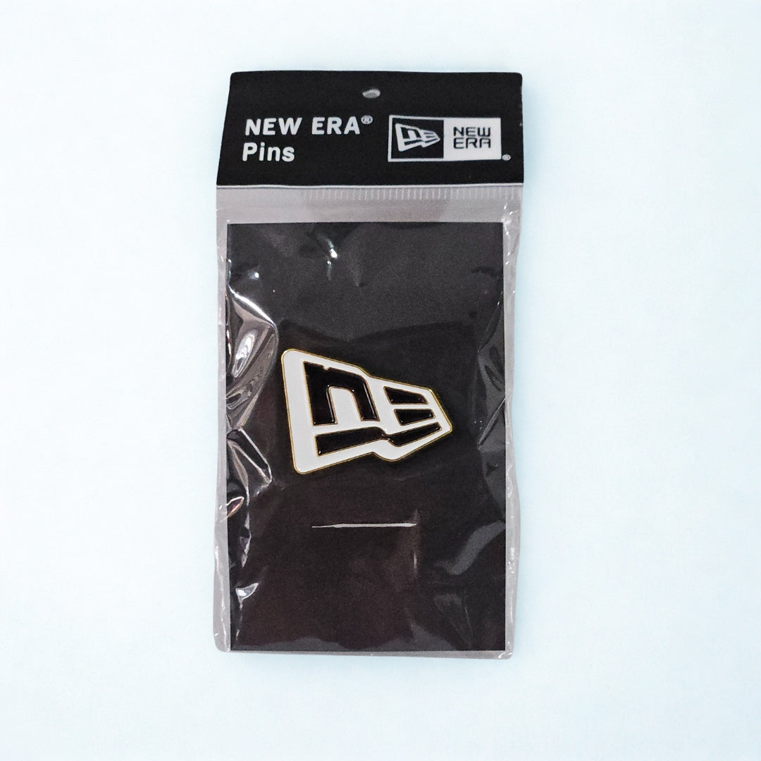 PIN NEW ERA FLAG NEGRO LOGO