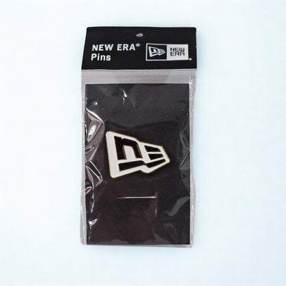 PIN NEW ERA FLAG NEGRO LOGO
