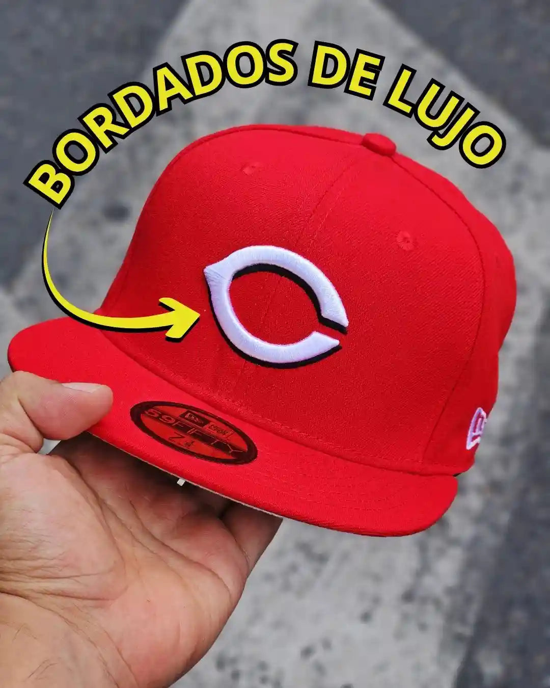 Bordado con relieve y detalles visibles de cerca.