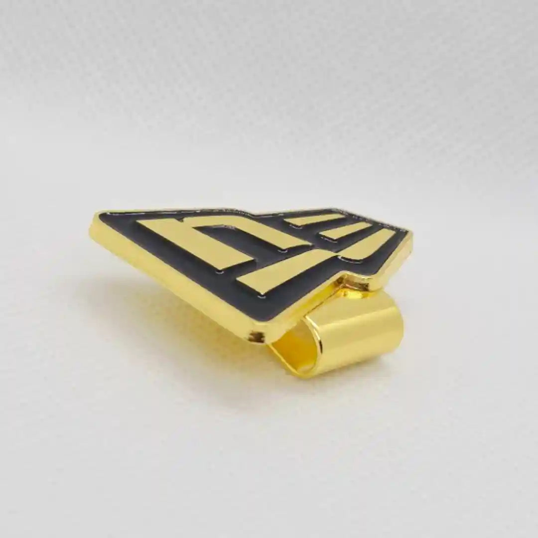 PIN NEW ERA FLAG DORADO LOGO VISOR