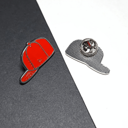 PIN NEW ERA GORRA ROJO LOGO