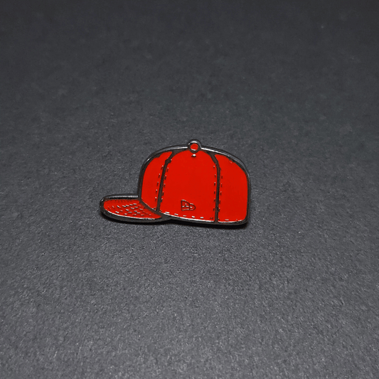 PIN NEW ERA GORRA ROJO LOGO