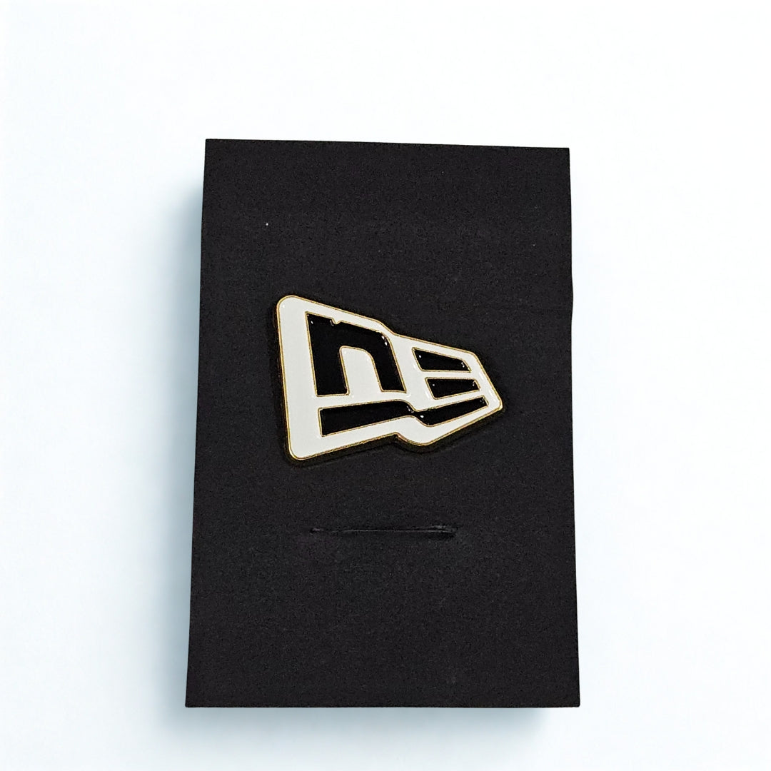 PIN NEW ERA FLAG NEGRO LOGO