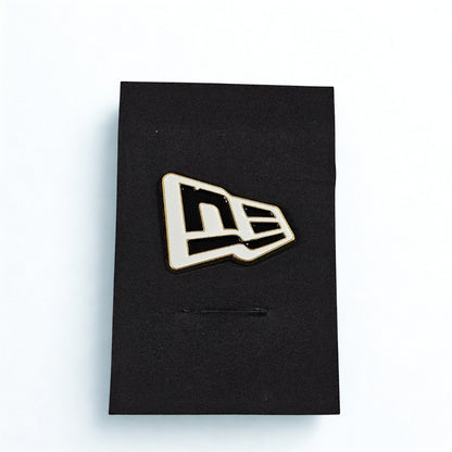 PIN NEW ERA FLAG NEGRO LOGO