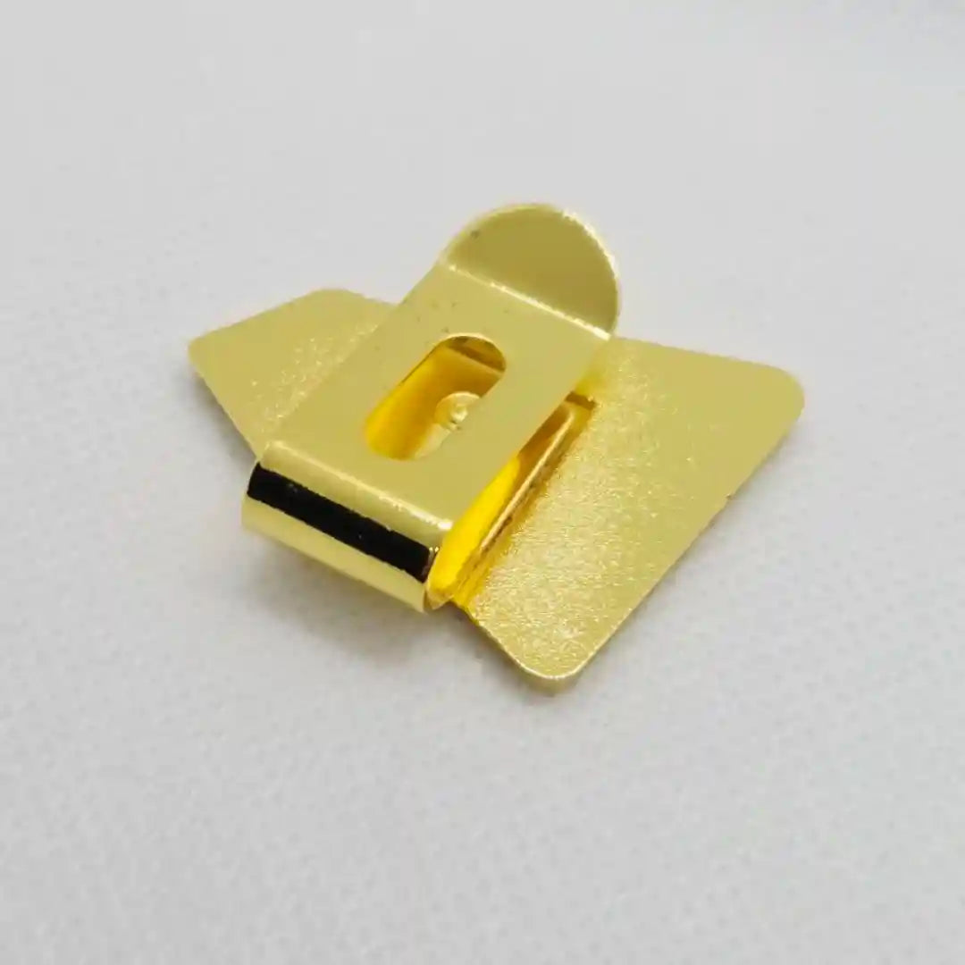 PIN NEW ERA FLAG DORADO LOGO VISOR