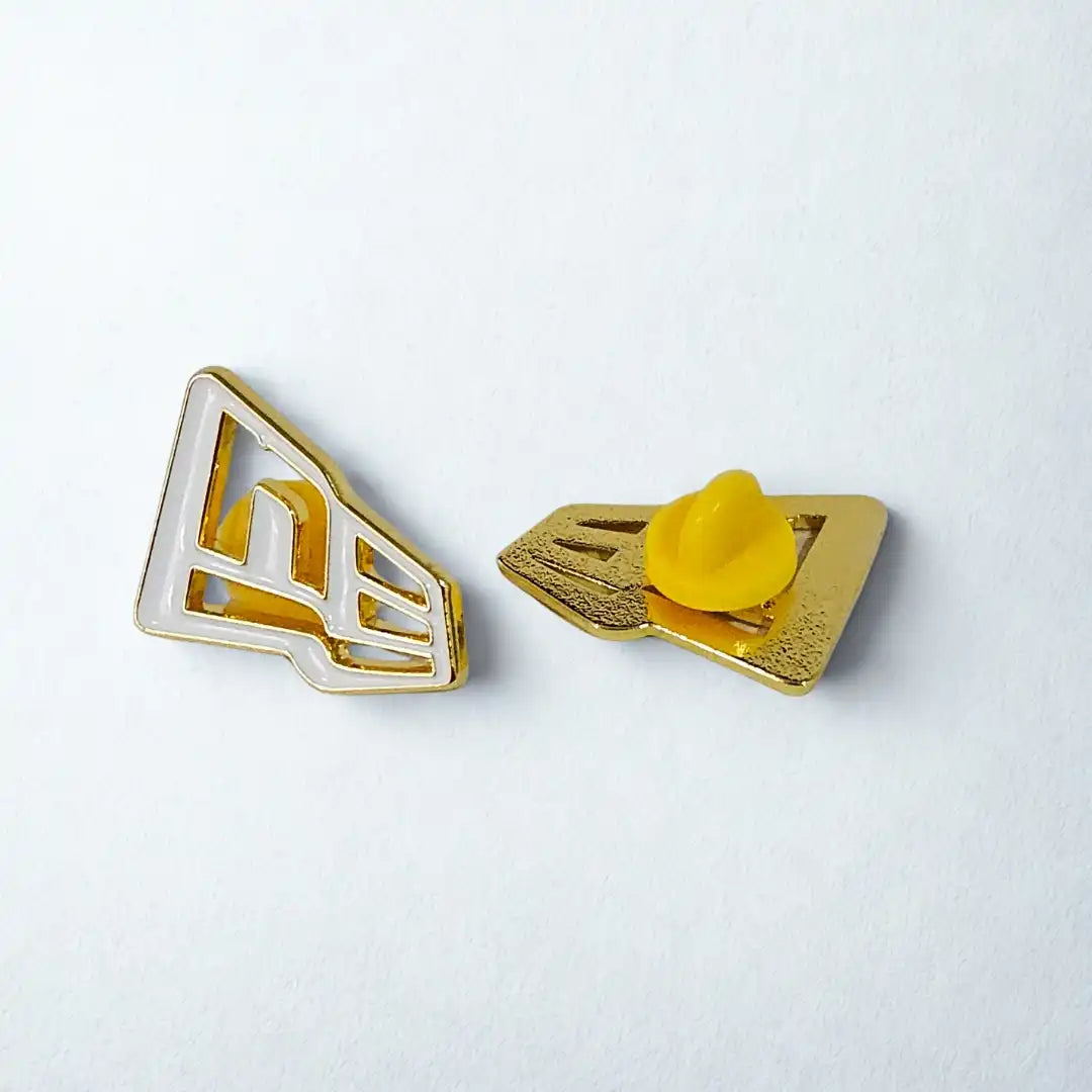 PIN NEW ERA FLAG BLANCO LOGO