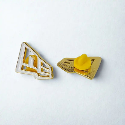 PIN NEW ERA FLAG BLANCO LOGO