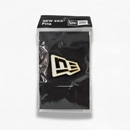 PIN NEW ERA FLAG BLANCO LOGO