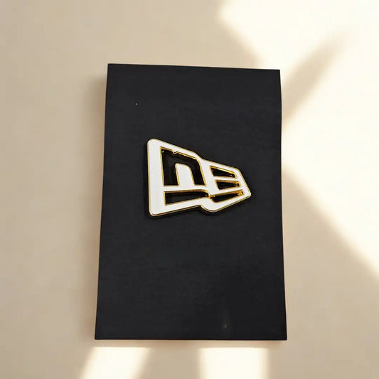 PIN NEW ERA FLAG BLANCO LOGO